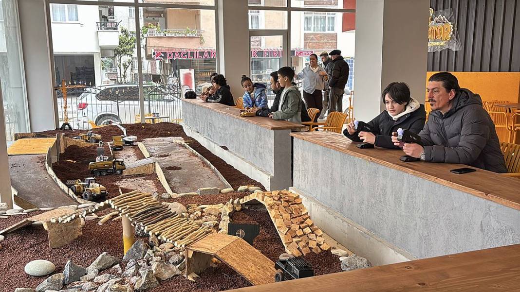 Kafenin ortasına inşaat sahası kurdular: Gençler değil yetişkinler sıraya girdi 9